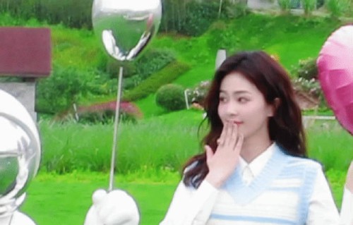 白鹿本人对季节更迭和夏日主题有哪些公开的表达或互动？|宁安如梦|谁是你朋友|北上|夏凤华|黎明