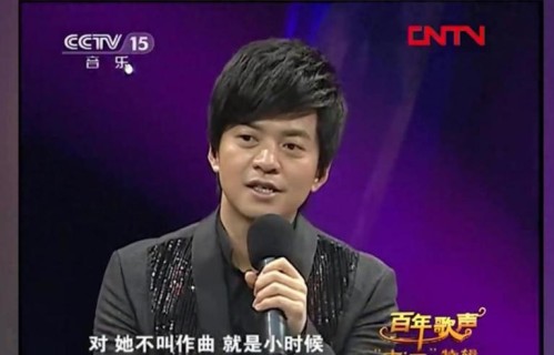 李健小时候唱花脸，把嗓子唱坏了，幸亏变声期被养好了