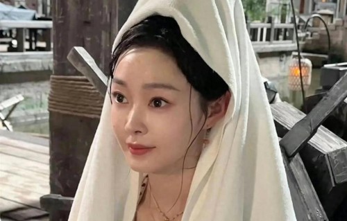 路人偶遇素颜出门聚餐，宋轶褪去荧幕精致滤镜，真实状态让人改观