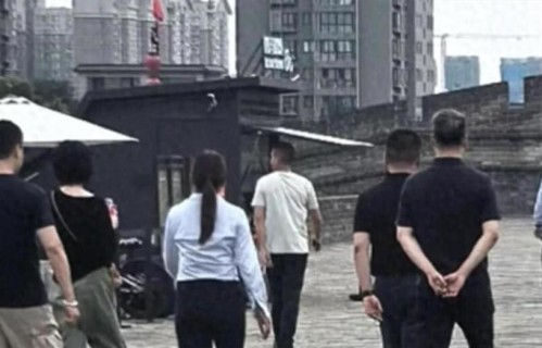西安城墙偶遇王菲！素颜短发漫步明城墙，不封路不摆架子