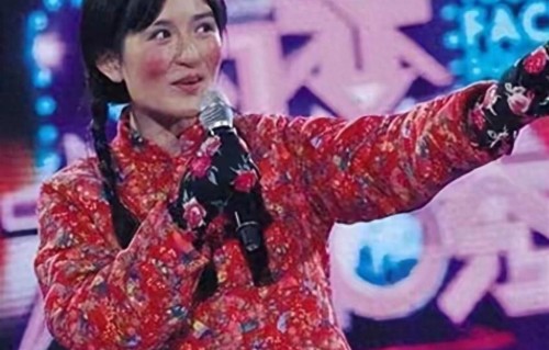 实力不够情怀来凑！谢娜官宣开演唱会，恶心一幕出现，张杰被牵连