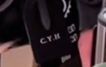 陈奕恒机场路透曝光定制姓名牌|包挂