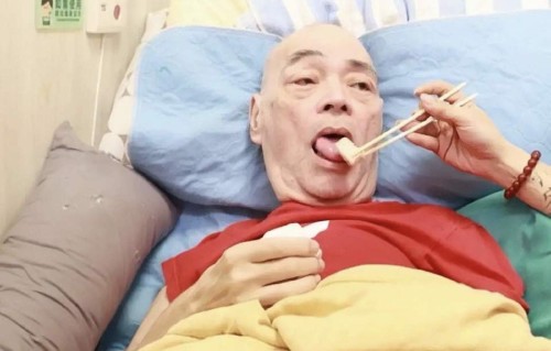 香港知名歌手为治病耗光积蓄，遭养老院虐待，一年没有下床洗澡