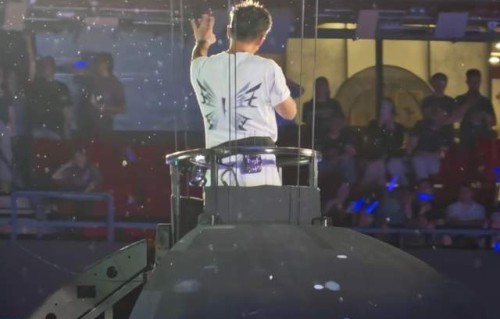 王菲现身谢霆锋演唱会,害羞得躲在俞飞鸿背后捂嘴浅笑