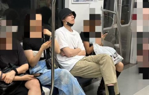 胡一天韩国游：素颜坐地铁，汉江煮泡面反差萌