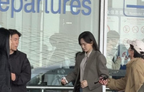唐嫣机场拍戏被偶遇，穿西装高跟鞋干练十足，本人看着很瘦身材好