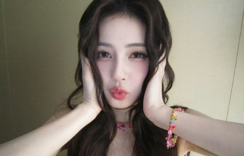 白鹿展现元气魅力