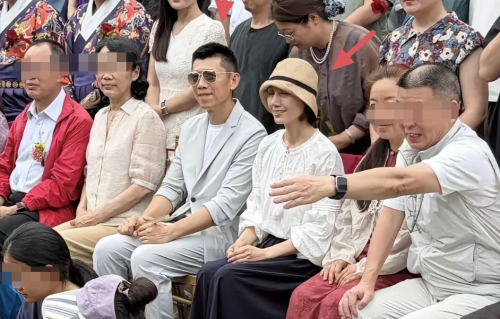 48岁袁泉夏雨罕见合体现身婚礼，素颜状态被赞少年感十足