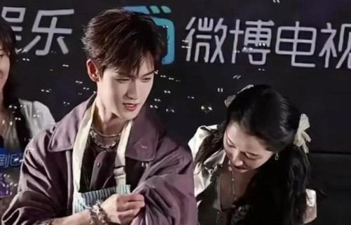 关晓彤给李昀锐说了什么 紧一点好显身材