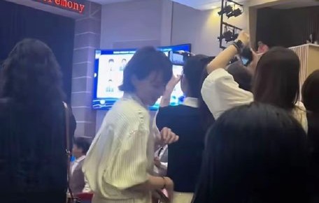 董卿素颜亮相儿子毕业典礼，温柔陪伴尽显母性光辉