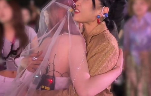 徐洁儿看到黄灿灿穿婚纱时眼眶红了，她当时具体说了什么？