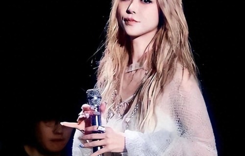 香港最后一个天后，被拍到和黑人出入酒店，如今43岁孤身一人