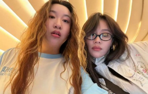 锤娜丽莎镜头记录马思纯跑路演活力瞬间