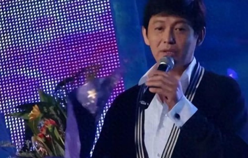 与董卿分手后，娶小20岁娇妻，如今62岁的他，婚姻幸福成人生赢家 