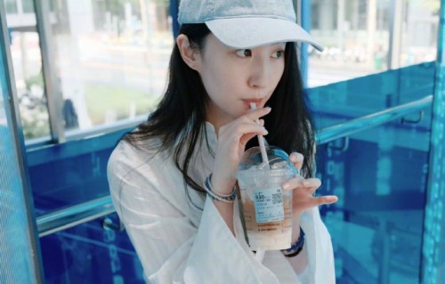 刘亦菲为什么敢在微博发纯素颜照？
