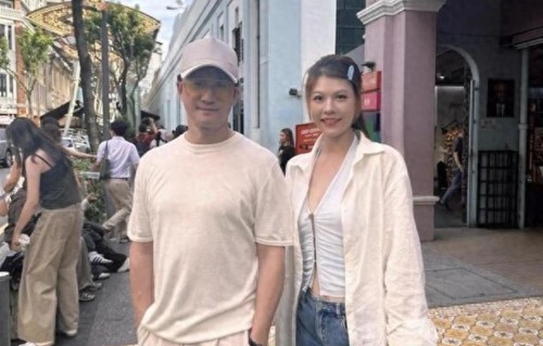 52岁吴京马来西亚度假被偶遇，硬汉私下宠妻细节太好磕