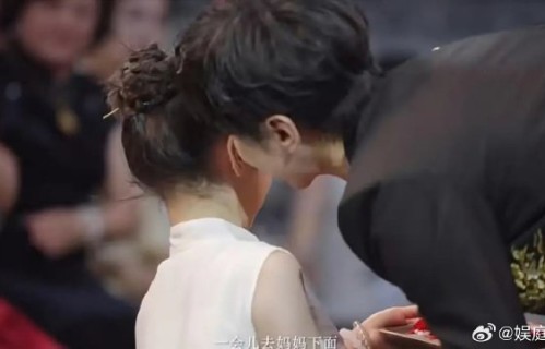 张维伊通过哪些日常细节赢得小酒窝信任和认可的？