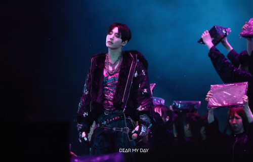 BTS高阳演唱会首日，田柾国亮相引粉丝欢呼