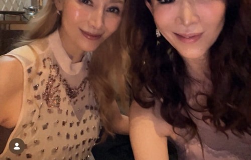 55岁李嘉欣提前庆祝母亲节，穿无袖薄纱身材纤瘦，15岁儿子没现身