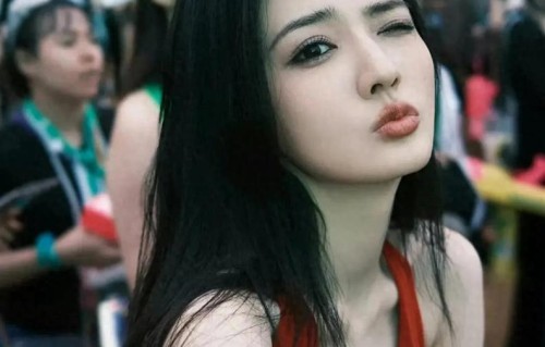 徐璐画着烟熏妆，身穿性感深v领红上衣身材有料看着很是诱人