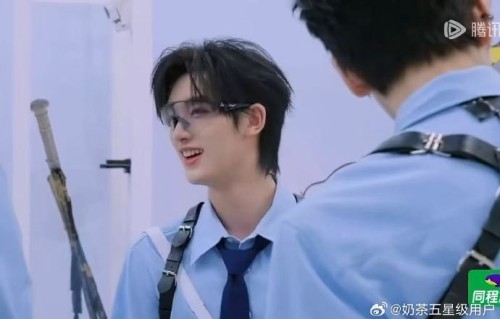 杨超越为何能迅速配合张凌赫周柯宇的即兴设定？