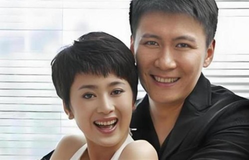 他被称为最干净男演员，和妻子姐弟恋恩爱二十多年，一家三口太幸福