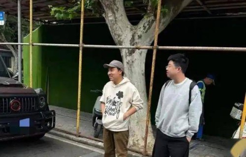 31岁徐志胜在上海外出买菜被偶遇，穿衣打扮低调朴素，太接地气了_生活_明星_状态
