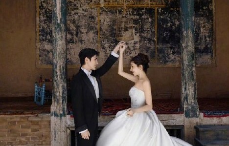 姜潮麦迪娜的一双儿女在婚礼上担任什么角色？