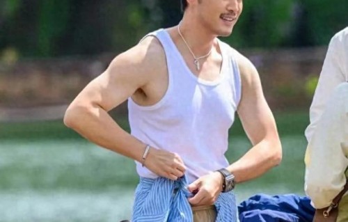胡可迎49岁生日，沙溢晒合影为老婆庆生，背影清瘦46岁帅成小鲜肉