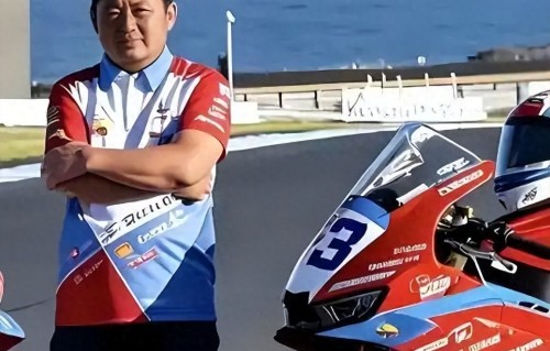 张雪的妈妈是作家何琼，毕业于厦门大学，曾贷款55万支持张雪创业 