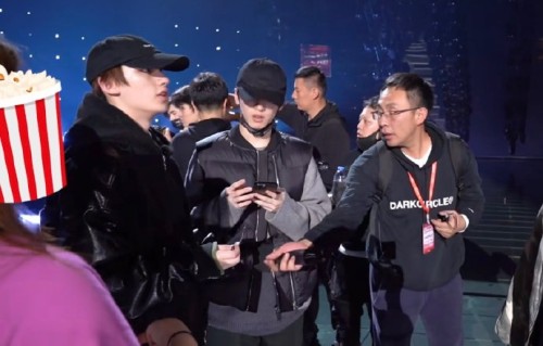 除了本次水上训练，丁程鑫以往在哪些节目或场合中也展现过过人的运动天赋？