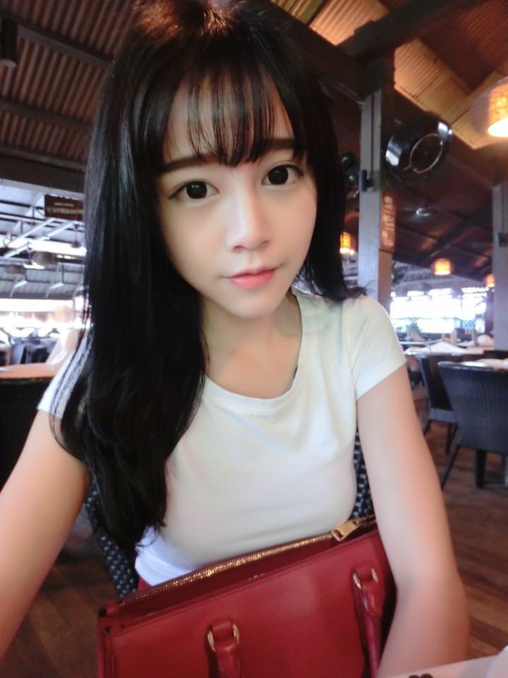 任重孙骁骁夫妇牵手老友俞灏明聚餐，温情画面背后隐藏的儿童椅引猜想