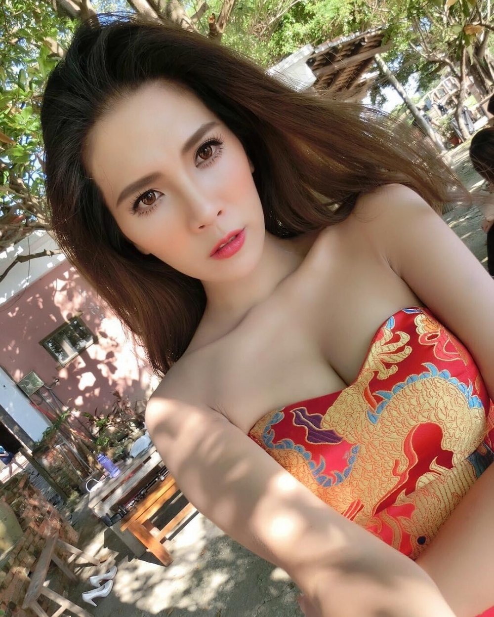 本次入围的华语电影，如《森中有林》《今晚正好》《余烬》，主要讲什么内容？