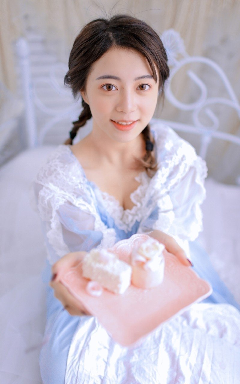 任重孙骁骁夫妇牵手老友俞灏明聚餐,温情画面背后隐藏的儿童椅引猜想