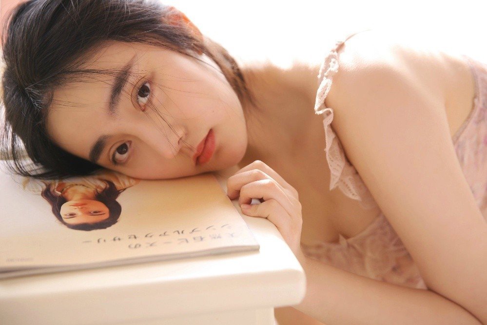 宋佳新片扮演身患绝症的火化师，网友：海报给我整哭了