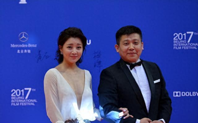 “殷桃”太丰满了，走红毯穿深V裙都兜不住，我感慨自律女人真美 