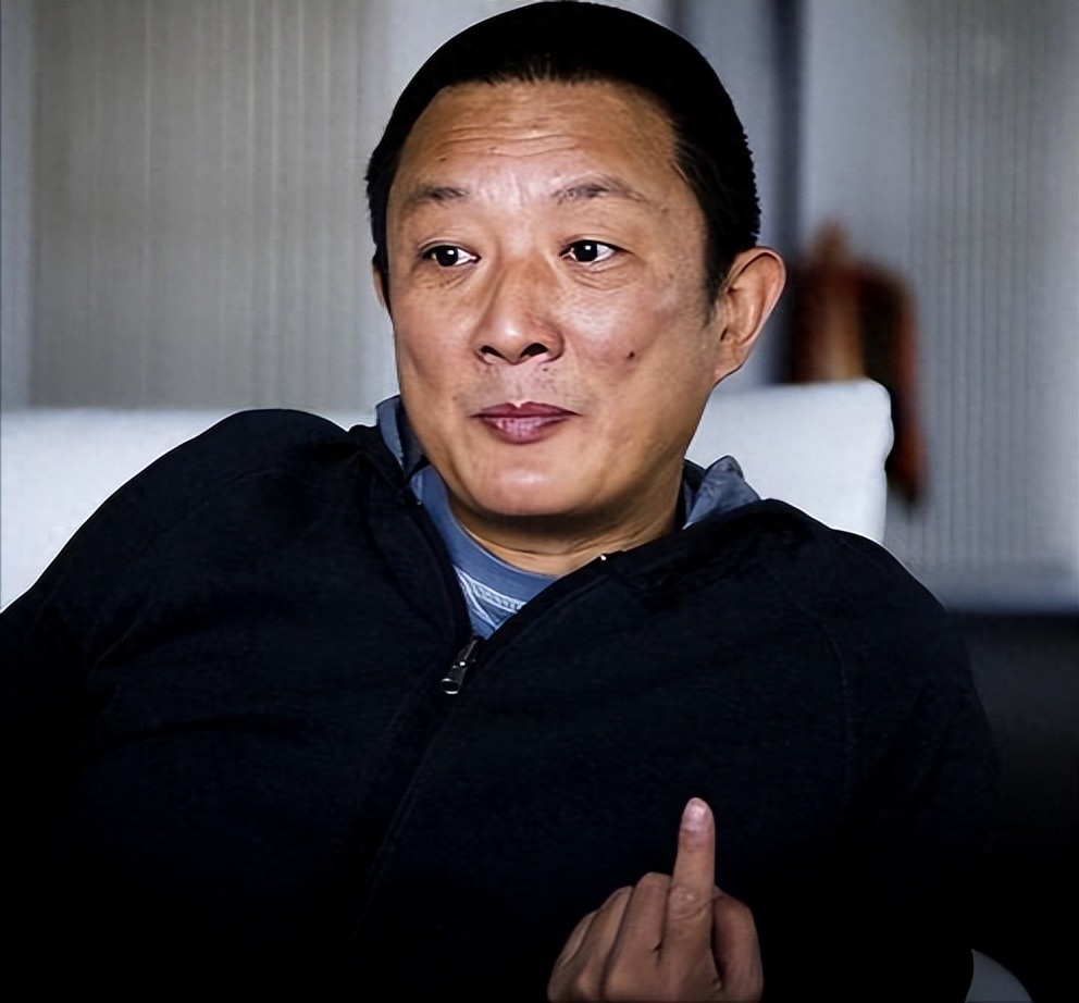 毁了半个娱圈美人的“风流导演”，如今67岁孤家寡人？老母成牵挂 