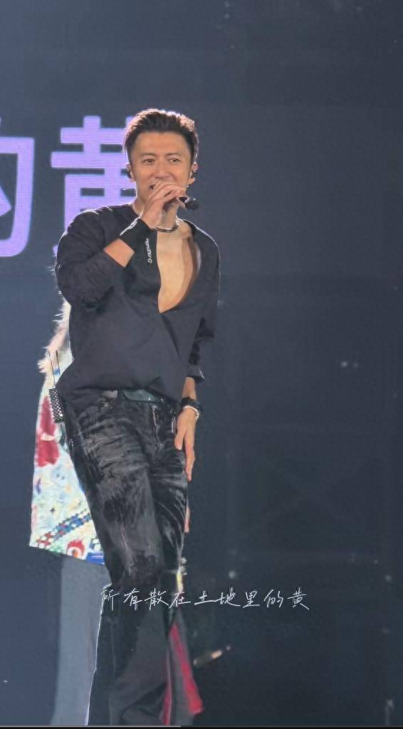 谢霆锋演唱会夯爆了！设备故障怒摘耳麦，全场6万人看他3秒救场！ 