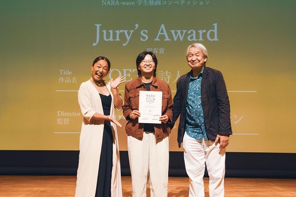 (图说)孙坤接受著名日本女演员三船美佳和日本著名电影摄影师山崎裕颁奖