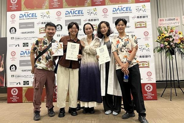 (图说)奈良国际电影节创始人河濑直美跟《诗人》主创团队合影