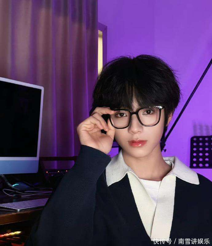  与杨博文的争议中的逆袭不同，王橹杰的崛起更像是厚积薄发。根据最新的高会数据显示，他以21万粉丝数领跑全楼，领先第二名3.6万，转折点始于2025年新年音乐会上的双人舞台《来自天堂的魔鬼》。在这次演出中，王橹杰以暗黑系造型、烟嗓与清冷的声线搭配，升降台错位、肢体缠绕等高难度动作一气呵成，舞台上线1小时后，他的高会排名迅速从七番跃升至三番，24小时内登顶一番，新增6万粉丝，创造了楼娱最快的超车纪录。作为彝族少年，王橹杰拥有浓眉大眼和183cm的优越身材，让他的生图比精修更具抗打性，宽肩窄腰的完美比例也让他不自觉地散发着苏感。但颜值仅仅是他的敲门砖，实力才是他真正的通行证。从《克卜勒》到《野心家》的赤足剑舞，王橹杰展现了自己在声乐、舞蹈等方面的全面实力。在个人考核中，他成功拿下了声乐、舞蹈和rap的全能成绩。更为吸引粉丝的，是他性格中的反差：虽然外表看起来高冷，但他其实非常喜欢和小老弟们互动，对不公平的事总是表现出反感，会为此嘟囔不已；甚至早上穿错鞋子还坚持认为是被人掉包。这种真实的性格让他的粉丝群体产生了强烈的归属感。即使抖音上的单身挑战并非热门，王橹杰仍然能轻松获得数百万点赞，二千万周边销量的成绩也证明了他的商业号召力。 杨博文和王橹杰的爆火并非偶然，而是TF家族四代长期培养的成果。从2023年立夏公演到2025年肆意少年青岛见面会，他们在81个舞台上沉淀成长，经历过单日12小时高强度的训练，最终才实现了线下见面会座无虚席，短视频单条点赞破255万的亮眼成绩。在竞争日益激烈的养成系偶像市场中，他们用不同的方式诠释了新生代偶像的成长轨迹：杨博文以实力应对争议，用松弛的心态将玩梗转化为圈粉点；而王橹杰则通过坚持不懈突破起点局限，用真诚维系着与粉丝的陪伴式成长。 热搜榜上的1、2名只是他们故事的开始，这场3000万热度的狂欢背后，映射出的是观众对优质养成系偶像的期待——他们不仅拥有经得起审视的业务能力，还有真实不做作的性格魅力。杨博文与王橹杰的出圈，既是个人的胜利，也标志着TF家族四代从二代、三代的光环下走出来，重新定义了养成系偶像的破圈密码。未来，这两位在舞台上挥洒汗水、在争议中稳步成长的少年，必定会带来更多的惊喜，值得我们共同期待。