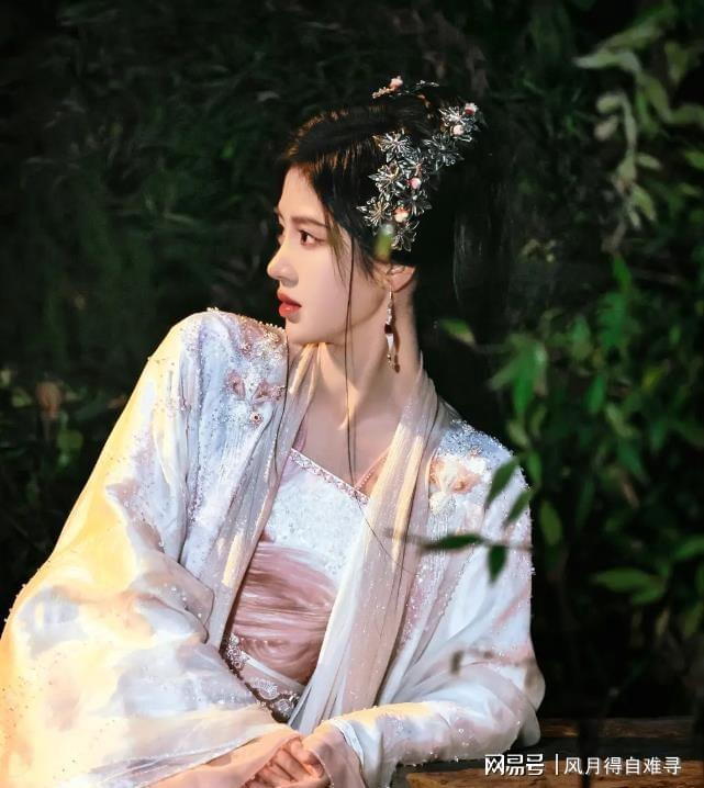 鞠婧祎的造型美炸了！郭敬明果然懂怎么拍美人，每个镜头都像精修海报。郭敬明和鞠婧祎组合起来，简直是腥风血雨，太期待了。