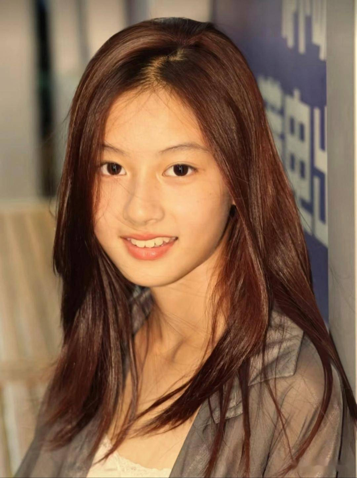 正如网友所言：“她像一张白纸，能画出什么取决于团队和机遇。”在颜值经济主导的娱乐产业中，七七的故事或许是一个缩影：当“颜值红利”与“实力门槛”碰撞，这场关于天赋、资本与成长的实验，终将由时间给出答案。 