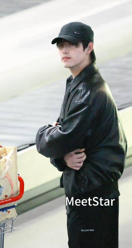  但他并没有被压力打倒，反而通过作品一步步证明了自己。从一个青涩的新人成长为一个能独当一面的演员。这次在巴黎的素颜亮相，不仅展示了他帅气的外表，也让大家看到了他成长与蜕变的过程。正如大家所说：虎父无犬子，陈飞宇通过自己的努力，用实际行动证明了自己不仅仅是陈凯歌的儿子，而是一位值得大家称赞的演员——陈飞宇。