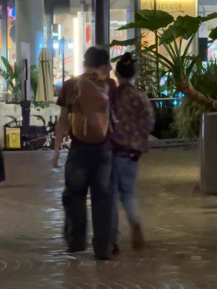  张柏芝的精力简直让人惊叹，不仅能将三个儿子照顾得无微不至，还能保持如此美丽的外貌，真是堪称超人妈妈。她不仅不放松自己的工作，刚从澳洲回来便马不停蹄地投入到工作中，实在是太厉害了！忙完工作后，不知道她是否还会再次飞往澳洲陪伴大儿子，继续维持着这份无微不至的母爱。