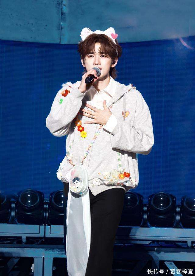  这些年，虽然宠粉这个词已被娱乐圈炒得快要过时，很多明星的宠粉操作大多都是经纪公司安排的剧本，粉丝和偶像之间的互动，往往变成了套路。然而，宋亚轩的宠粉完全不同。他不是在营业，而是在对话。他通过生日祝福、微博互动等方式，传递给粉丝的是真诚的情感，他没有刻意去做什么，而是与粉丝建立了一个无间的情感共鸣。