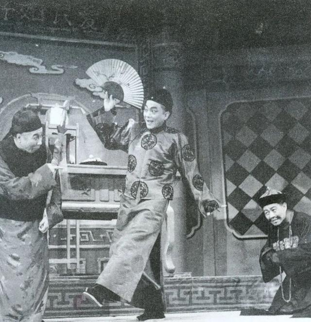 自曝“顶薪”的滑稽演员杨华生主演《苏州两公差》剧照