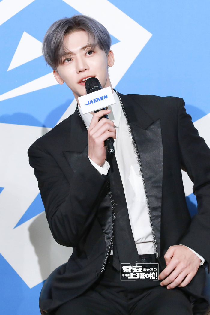 罗渽民超话:首先惊讶和感谢于有这么多人可以喜欢我们,当然能够开这种大场馆的演唱会是很好的。但正如大家如此喜欢我们一样,如果有机会在海外开fm的话,想要近距离的和粉丝们接触。