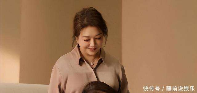  田小洁也有意思，别人问他什么时候结婚，他摊摊手：结婚证那张纸，江珊早撕了，她信的是人。这个有点幽默的回应也让人感受到，江珊对人和感情的独到理解。 说到公益，我原本以为这部分可以跳过，直到看见了一张照片：甘肃山区，江珊穿着破旧的球鞋搬钢琴，高亦心蹲在地上给孩子们剪刘海，剪完后她拿出手机放妈妈年轻时的《梦里水乡》。孩子们跟着跑调，江珊笑得比领奖还开心。那一刻，我突然明白，56岁的江珊依然能演大女主，不是依靠滤镜，而是她把自己人生的每一处裂缝都照亮了，亮得让别人都睁不开眼。 所以，别再问她是凭什么翻红了。她把离婚过成了合伙经营，把皱纹当成了勋章，把女儿养成了战友，把旧塑料卖成了高定。而年龄，对她来说，只不过是她在剧里说的那句台词：只要我不下场，这局就还没完。