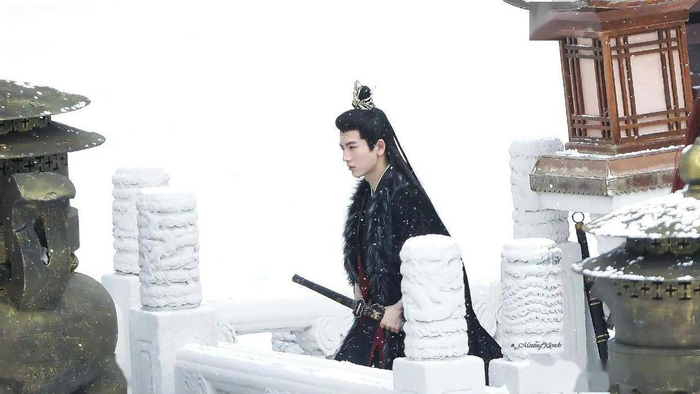 他的故事告诉每一位学子:人生没有固定剧本,真正的光芒源于对每一次选择的极致认真,对每一份坚持的长期守护。当试卷上的英文段落讲述着这位江苏青年的跨界旅程时,它测量的不仅是语言能力,更是一种关于突破自我、勇敢追梦的价值传递。而张凌赫本人,则以持续的敬业表现与低调专注,为这道